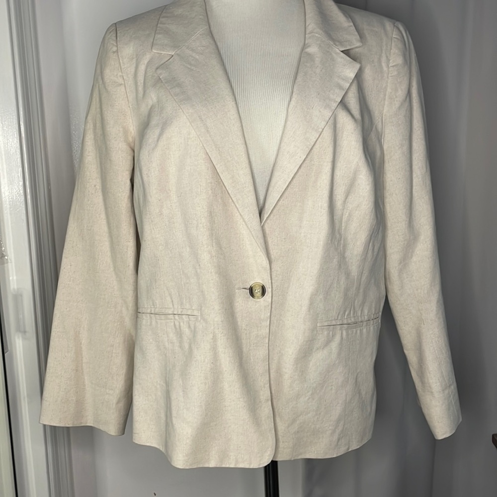 Kensie Linen cream blazer with polka dot lining! Single button closure! Size XL